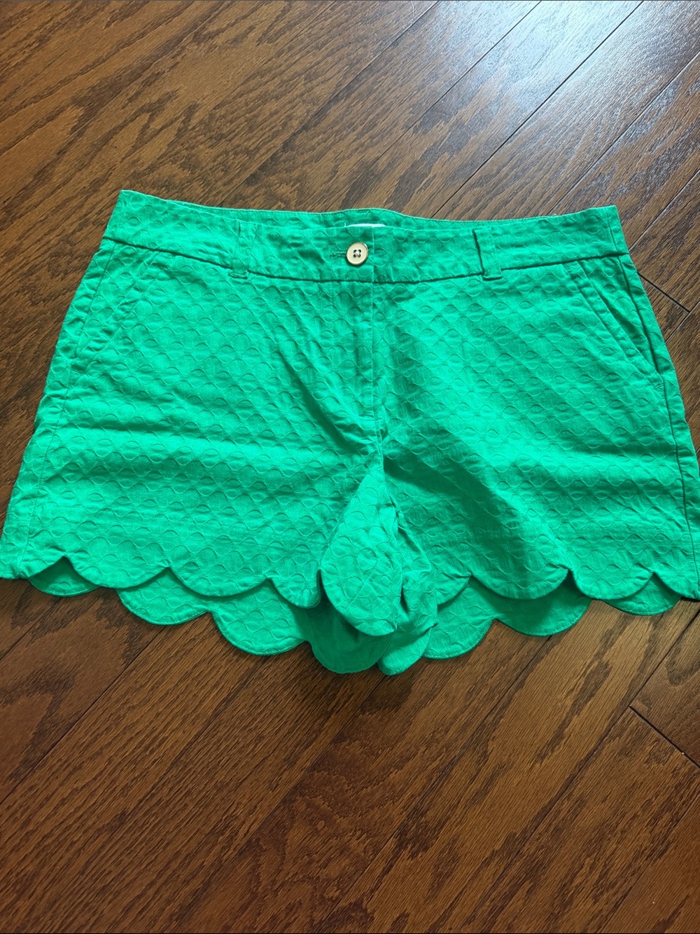 crown & ivy Scalloped Hem High Waist Shorts in Green